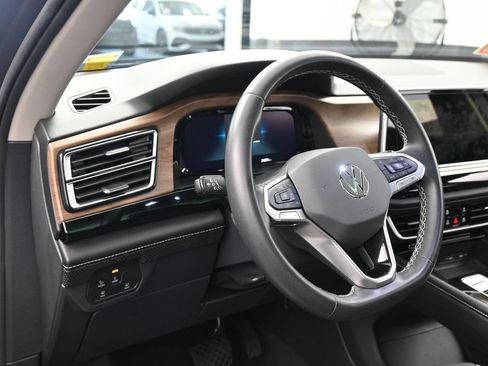 Used 2024 Volkswagen Atlas SE w/ Panoramic Sunroof Package FWD image 15
