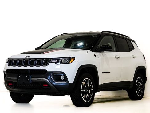 Used 2025 Jeep Compass Trailhawk AWD/4WD image 3