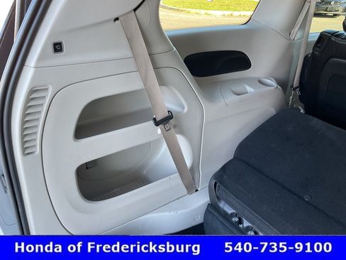 Used 2024 Chrysler Pacifica Touring-L FWD image 24