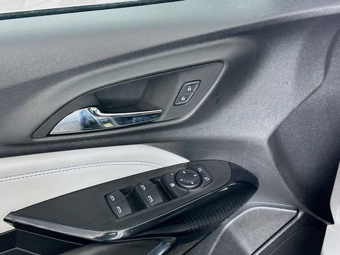 Used 2025 Chevrolet Trax LT w/ LT Convenience Package image 15