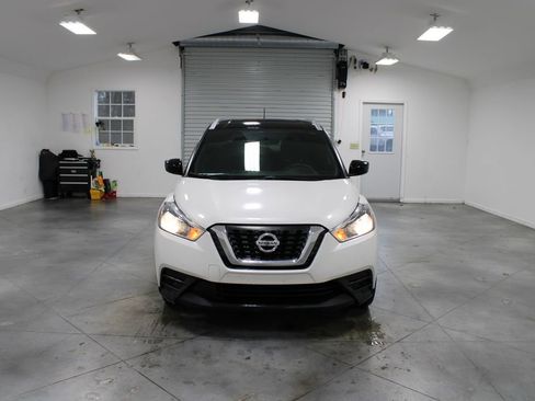 Used 2018 Nissan Kicks SV image 3