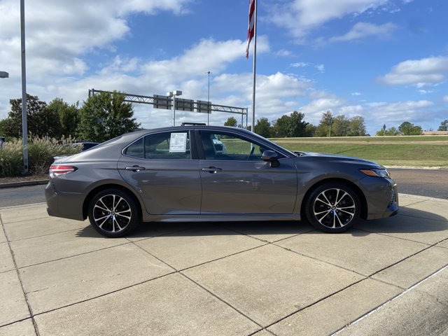 Used 2018 Toyota Camry SE FWD image 13