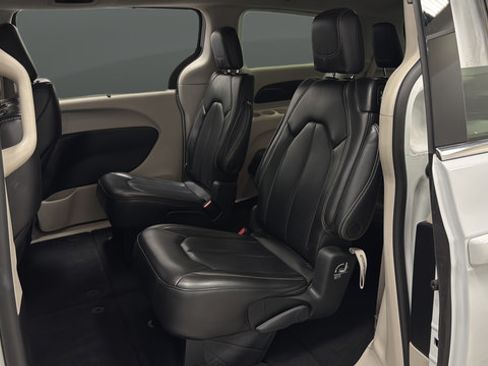 Used 2023 Chrysler Pacifica Touring-L FWD image 21
