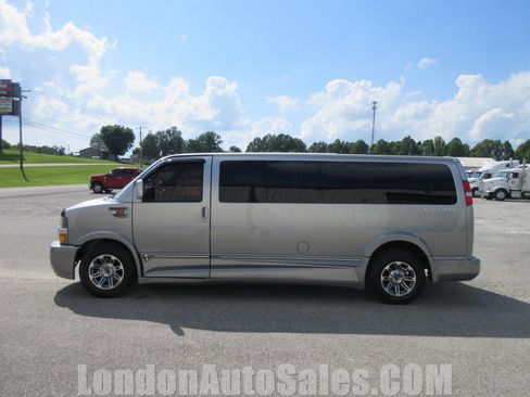 Used 2018 Chevrolet Express 2500 Extended w/ Enhanced Convenience Package image 3