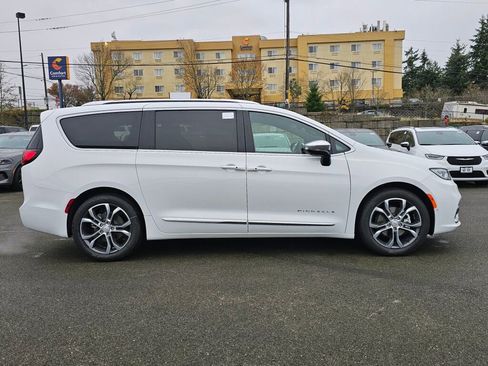 New 2026 Chrysler Pacifica Pinnacle image 9