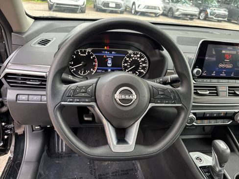 Used 2025 Nissan Altima 2.5 SV FWD image 28
