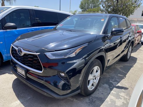 Used 2021 Toyota Highlander LE FWD image 2