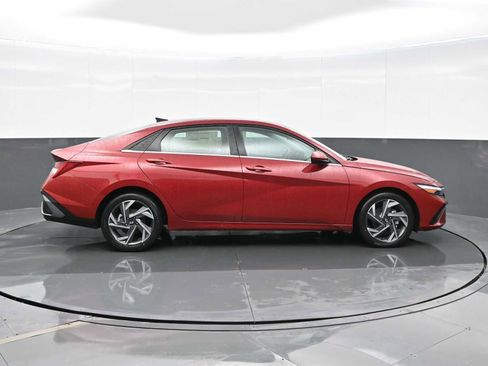 Used 2024 Hyundai Elantra SEL w/ Convenience Package image 9