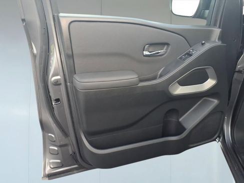 Used 2024 Nissan Frontier SV image 9