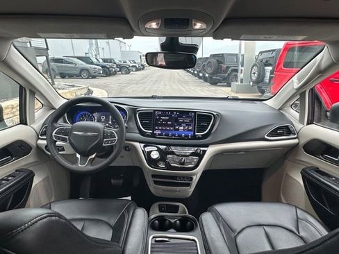 Used 2023 Chrysler Pacifica Touring-L FWD image 13
