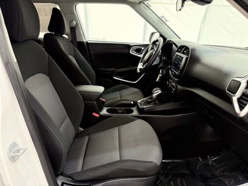 Used 2023 Kia Soul LX w/ LX Technology Package image 16