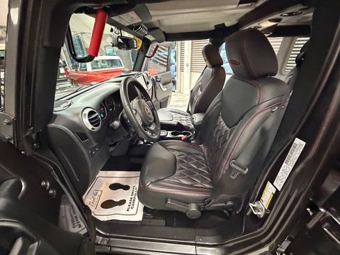 Used 2016 Jeep Wrangler Unlimited Rubicon w/ Connectivity Group AWD/4WD image 59