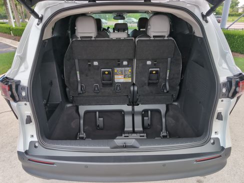 Certified 2026 Toyota Sienna XLE FWD image 32