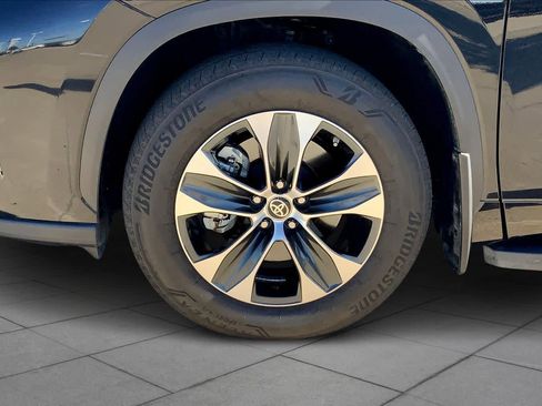 Used 2024 Toyota Highlander XLE image 9