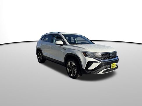 Used 2024 Volkswagen Taos SE image 2