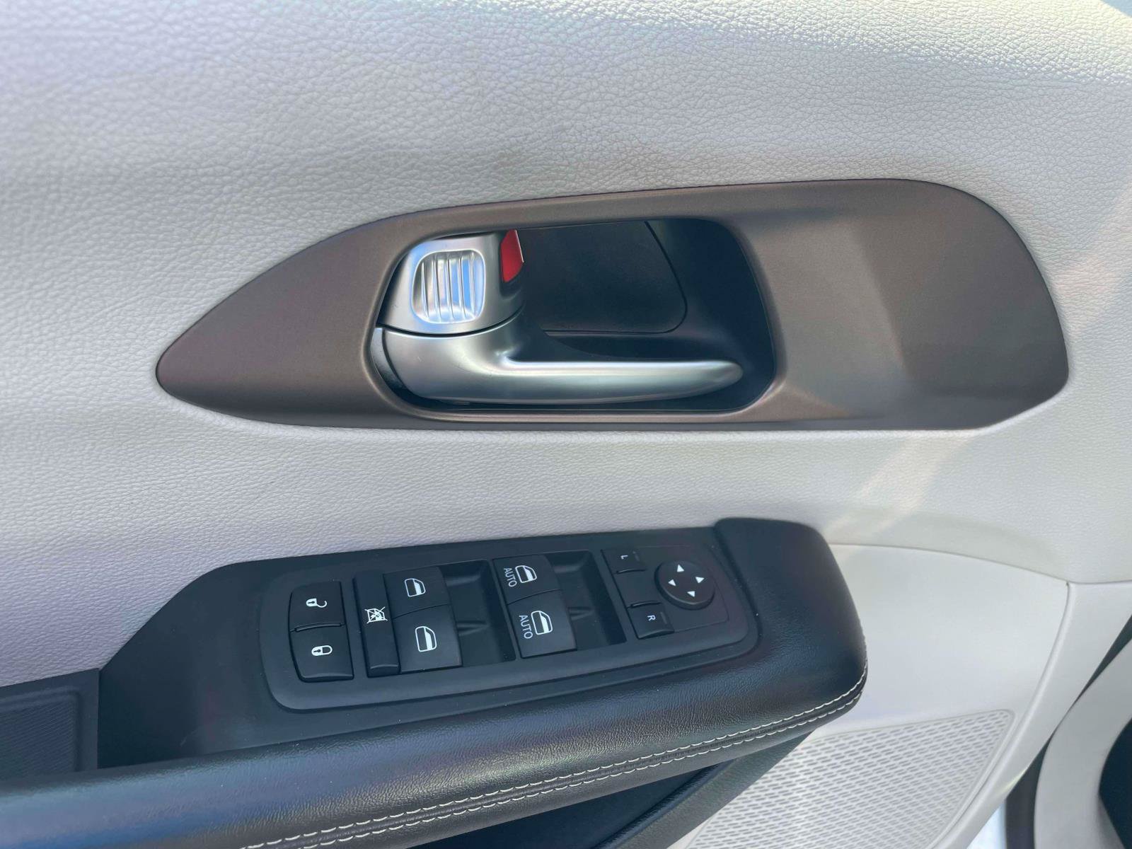 Used 2022 Chrysler Voyager LX FWD image 11