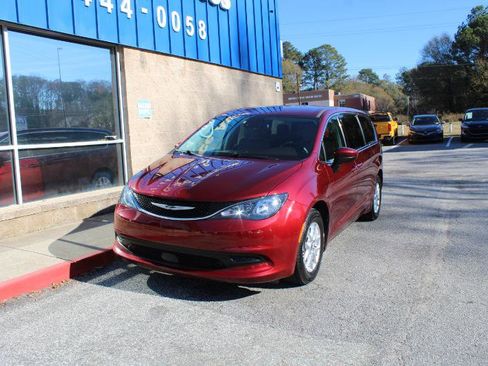 Used 2021 Chrysler Voyager LX image 3