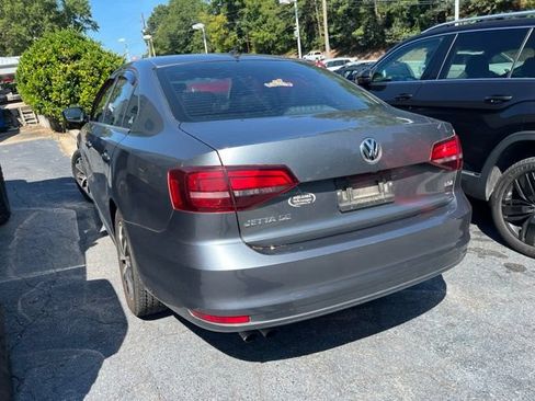 Used 2017 Volkswagen Jetta SE FWD image 3