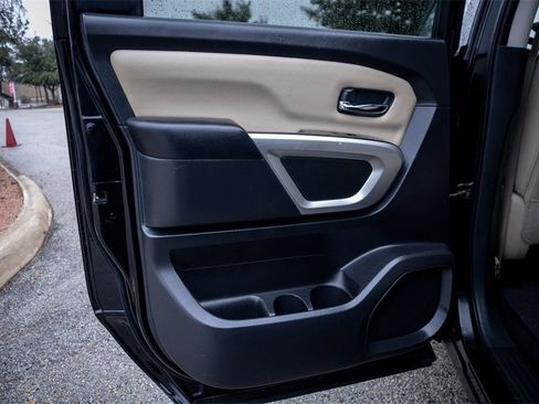 Used 2018 Nissan Titan SV image 25