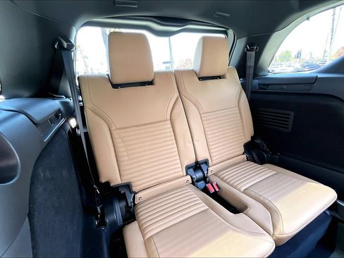 New 2026 Land Rover Discovery Limited Edition AWD/4WD image 11