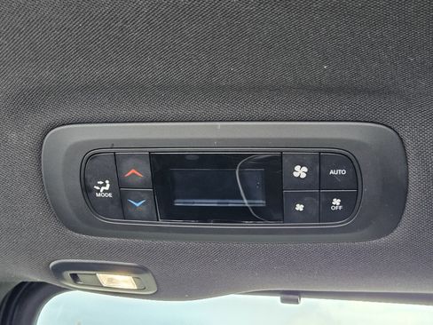 Used 2025 Chrysler Pacifica Limited FWD image 12