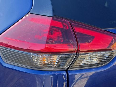 Used 2020 Nissan Rogue SV image 9