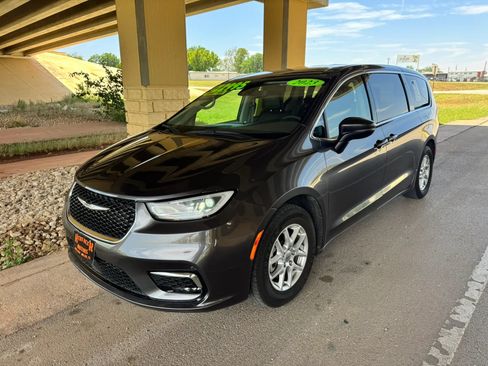 Used 2023 Chrysler Pacifica Touring-L FWD image 7