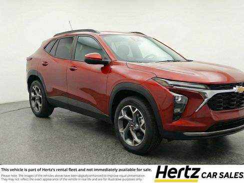 Used 2025 Chevrolet Trax LT FWD image 1