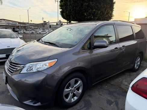 Used 2015 Toyota Sienna LE image 3
