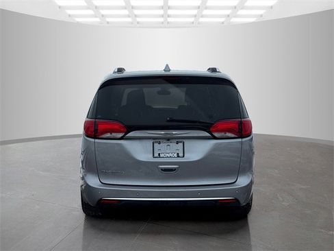 Certified 2019 Chrysler Pacifica Touring-L image 6
