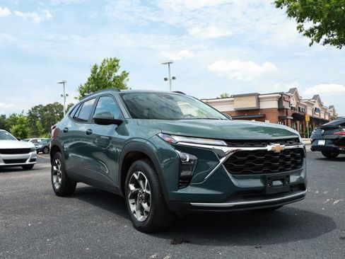 Used 2025 Chevrolet Trax LT FWD image 3