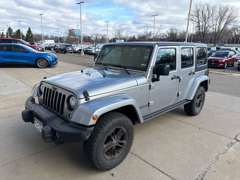Used 2017 Jeep Wrangler Unlimited Sahara image 3