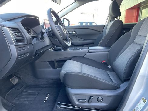 Used 2025 Nissan Rogue SV image 10
