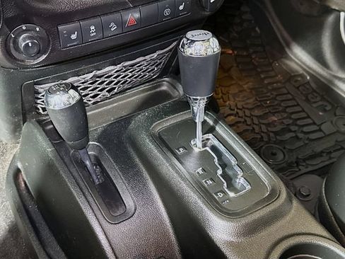 Used 2017 Jeep Wrangler Unlimited Rubicon AWD/4WD image 13
