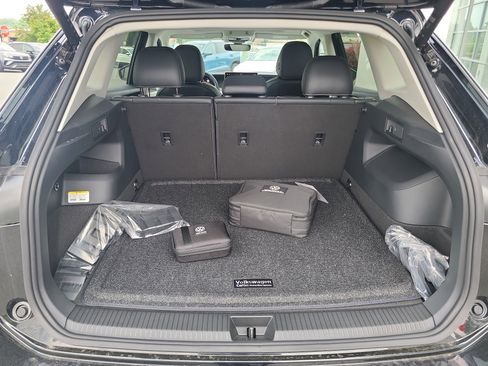 New 2025 Volkswagen Tiguan SE w/ Panoramic Sunroof Package AWD/4WD image 17