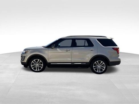 Used 2017 Ford Explorer XLT w/ Equipment Group 202A AWD/4WD image 8