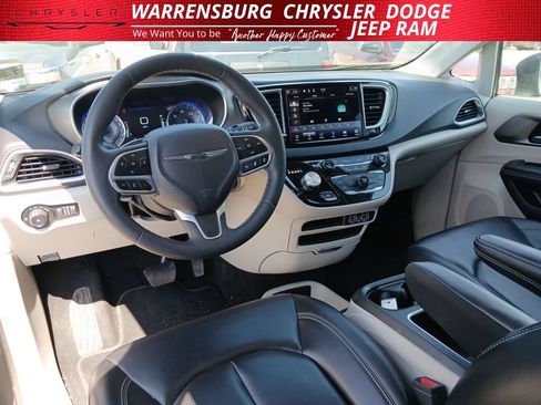 Used 2023 Chrysler Pacifica Touring-L FWD image 16