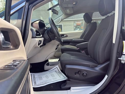 Used 2022 Chrysler Voyager LX FWD image 20