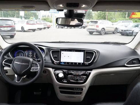 Used 2022 Chrysler Pacifica Touring-L FWD image 13