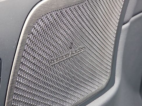 Used 2025 Volvo XC60 B5 Ultra image 12