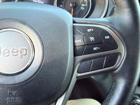 Used 2019 Jeep Cherokee Limited FWD image 8