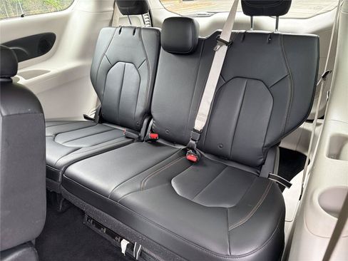 Used 2018 Chrysler Pacifica Touring-L Plus FWD image 25