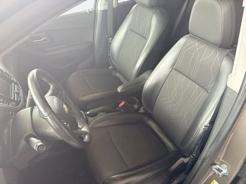 Used 2022 Chevrolet Trax LT w/ LT Convenience Package image 11