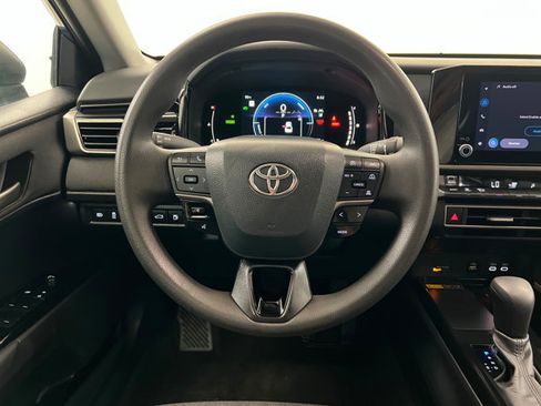 Used 2025 Toyota Camry LE FWD image 12