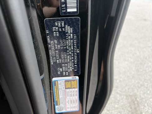 Used 2025 Kia Carnival FWD image 37