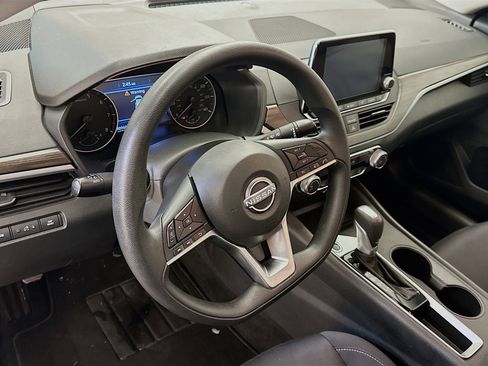Used 2025 Nissan Altima 2.5 SV image 18