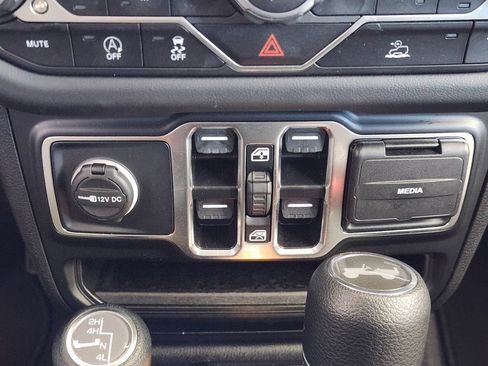 Used 2025 Jeep Wrangler Unlimited Sahara AWD/4WD image 19