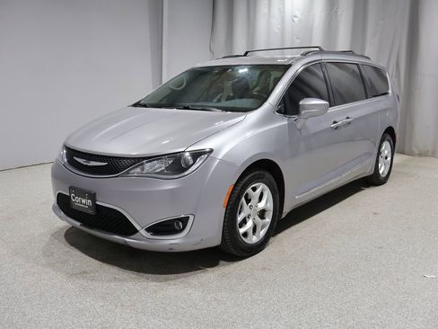 Used 2017 Chrysler Pacifica Touring-L w/ Tire & Wheel Group FWD image 6