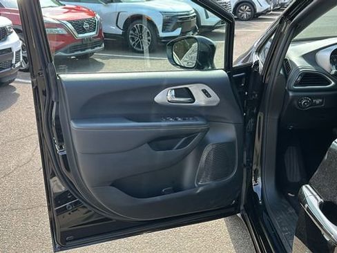 Used 2025 Chrysler Pacifica Limited FWD image 8