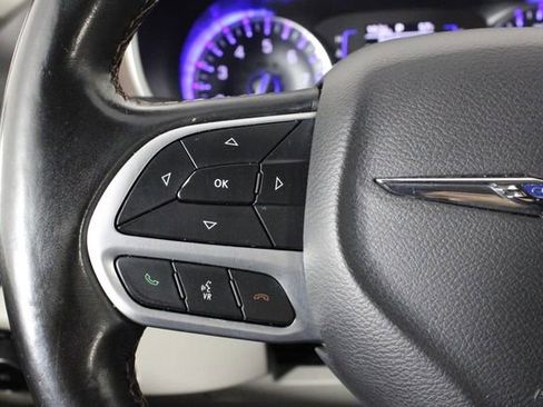 Used 2018 Chrysler Pacifica Touring-L image 28